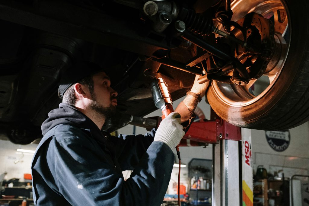 Mechanik naprawia samochód w gorlice naprawy powypadkowe